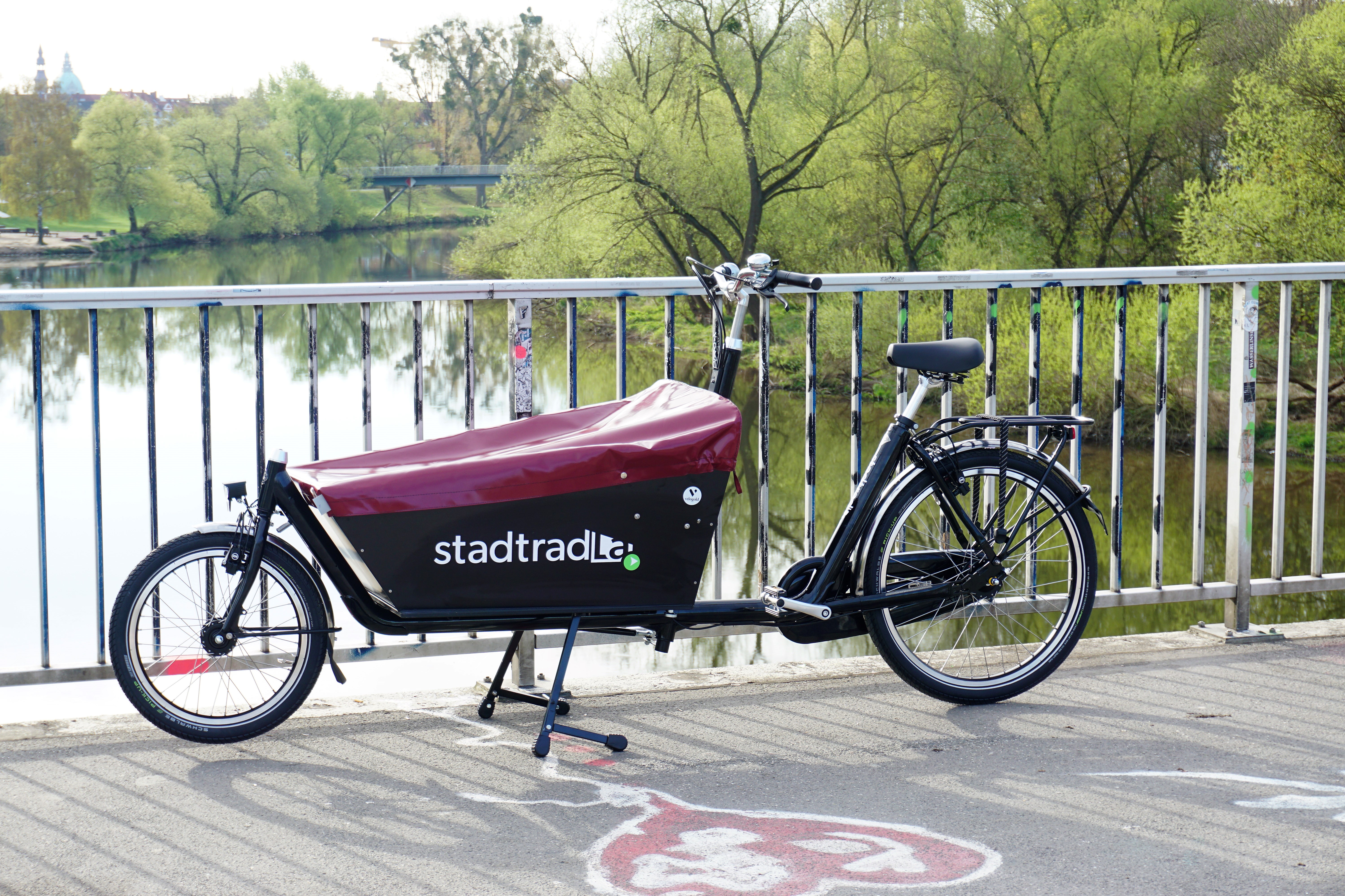 Lastenrad steht auf einer Brücke.